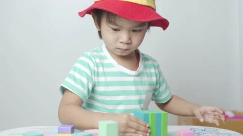Kid playing toy blocks. 스톡 동영상 194383821