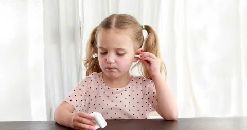 Kid playing with TWS earbuds 動画素材 158151990