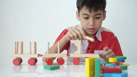 Kid playing wood block Stockbeeldmateriaal 91822865