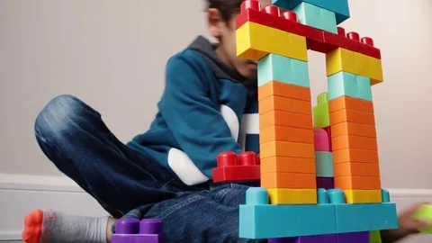 A Kid Plays With Blocks Видео 84141764