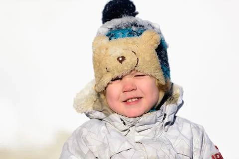 The kid plays in the winter snow Fotos Stock