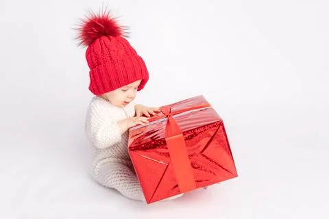 The kid with the red hat and gift on white isolated background, space for t.. 스톡 사진