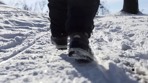 Kid Runs in Winter Park 動画素材 70285291