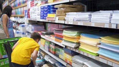 Kid in shopping mall Video stock 135987067