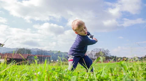 Kid slicing through grass with sword in slow motion 動画素材 43165517