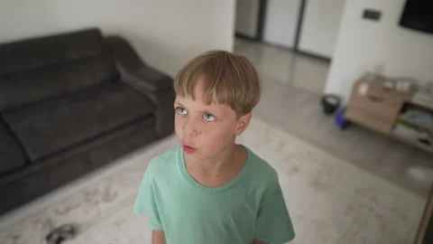 Kid son feels upset while parents fighting at background, sad little girl Vídeos de archivo 194989897
