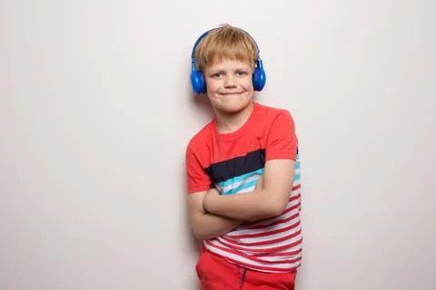 Kid Studio Shoot Using Headphone Listening Music. Isolated on white Stock-Fotos