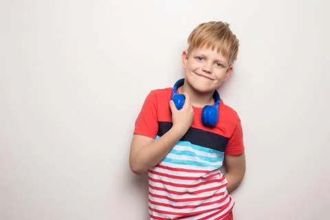 Kid Studio Shoot Using Headphone Listening Music. Isolated on white Foto stock