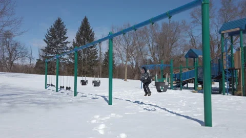 Kid swaying on swing Видео 104605119