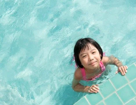 Kid in swimming pool Stock-Fotos