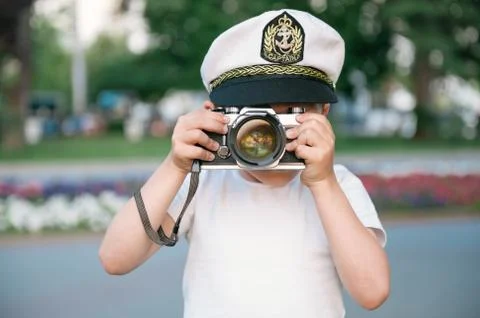 Kid takes a picture using the camera 스톡 사진