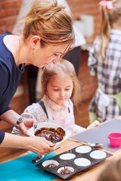 Kid taking part in baking workshop Foto stock