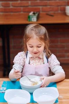 Kid taking part in baking workshop Foto stock