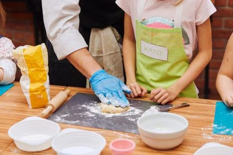 Kid taking part in baking workshop Foto stock