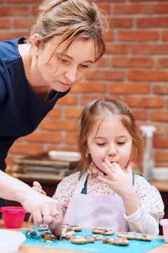 Kid taking part in baking workshop Foto stock
