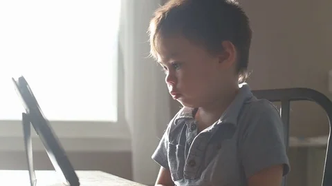 Kid touches screen on electronic device, video Stockbeeldmateriaal 79720136