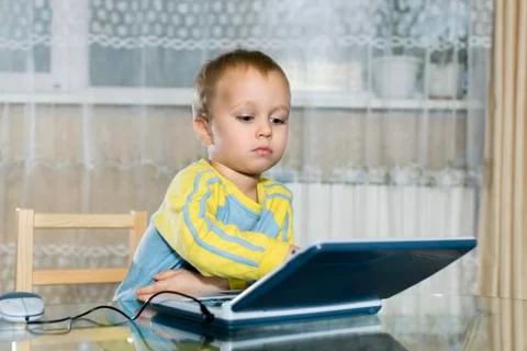 Kid uses a children's game computer Foto stock