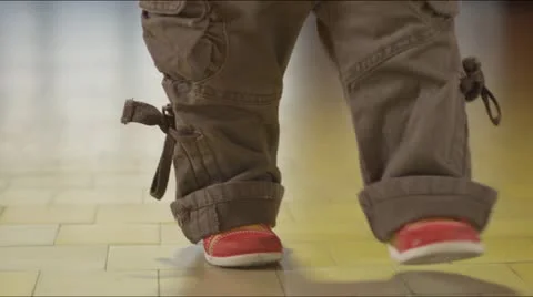 Kid walk Stock Footage