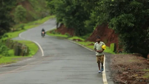 Kid walking alone Stock-Footage 134490382