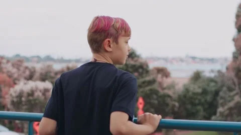 Kid walking to the balcony 스톡 동영상 230206124