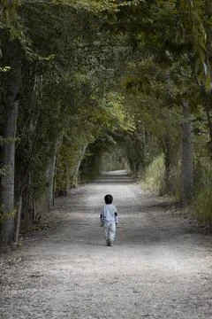 Kid walking on a path in Vila-sana in Catalonia Foto stock
