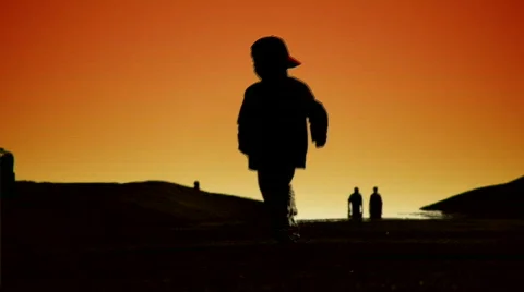 Kid walking in sunset 스톡 동영상 79405