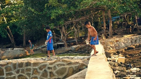 Kid walking towards camera 库存影片 87861611