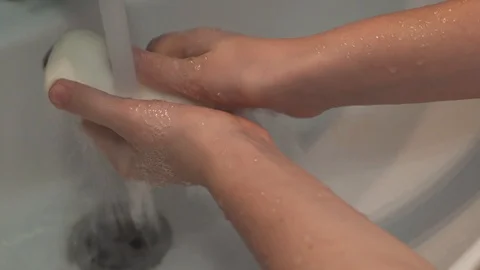 Kid washing hands 動画素材 99514670