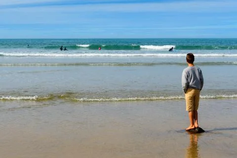 Kid watching surfers Foto stock