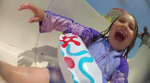 Kid on Waterslide Vídeo Stock 34304915