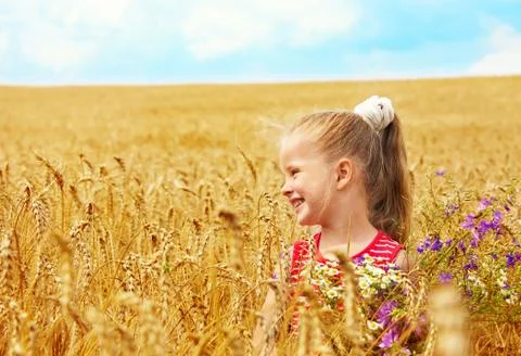 Kid in wheat field. Stock-Fotos
