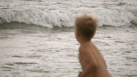 The Kid Wondering Sea Waves Видео 79535833