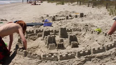 KidAtSandCastle.mp4 動画素材 11024446