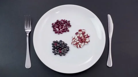 Kidney beans on white plate 库存影片 152930233