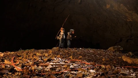 Kids are exploring a cave Stockbeeldmateriaal 93783361