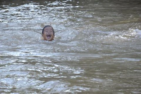 The kids bathe in the river Stockfoto's