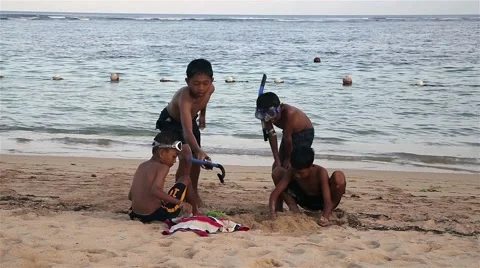 Kids on the beach 動画素材 40488780