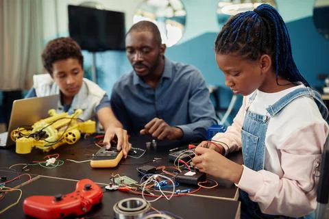 Kids Building Robots in Engineering Class Fotos de archivo