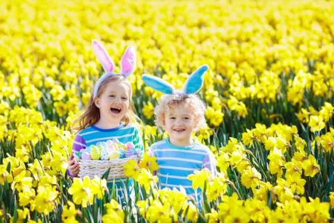 Kids with bunny ears on Easter egg hunt. Foto stock
