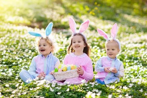 Kids with bunny ears on Easter egg hunt. Foto stock