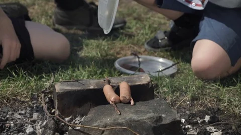 Kids cooking snack on fire Stockbeeldmateriaal 78236165