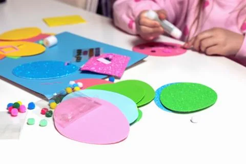 Kids creative easter craft making diy paper egg decorations. Foto stock