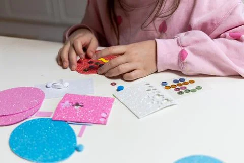 Kids creative easter craft making diy paper egg decorations. Foto stock