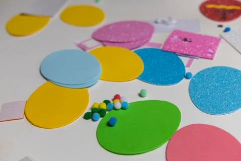 Kids creative easter craft making diy paper egg decorations. Foto stock