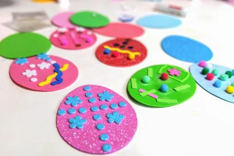 Kids creative easter craft making diy paper egg decorations. Foto stock