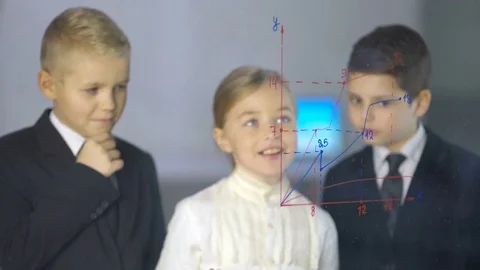 Kids discuss the chart at the virtual screen. Business science with children  Vídeo Stock 71952510