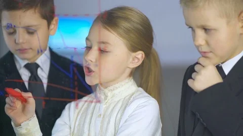 Kids discuss the graph at the virtual screen. Business science with children  Vídeo Stock 71953775