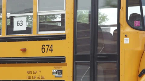 Kids getting on school bus Vídeos de archivo 31067546