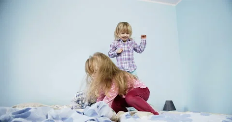 Kids Jumping on Bed 動画素材 49762220