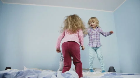 Kids Jumping on Bed Vídeo Stock 49762437